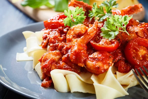 Pappardelle pasta with shrimp, tomatoes and herbs — Stock Photo, Image