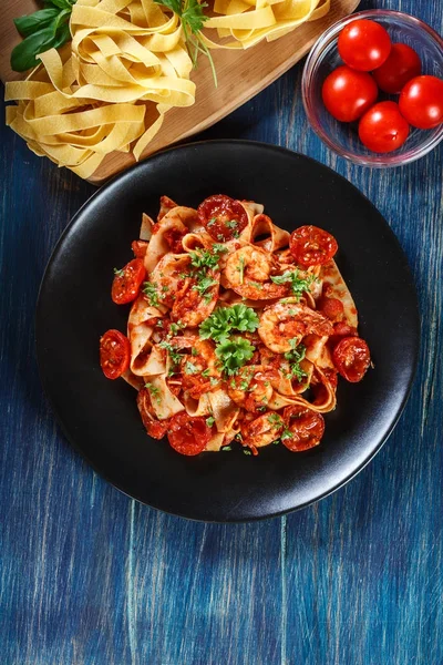 Pappardelle pasta met garnalen, tomaten en kruiden — Stockfoto