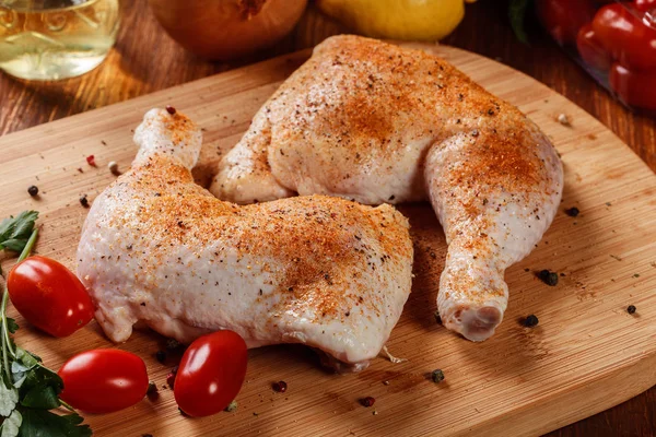 Raw chicken drumsticks seasoned with herbs — Stock Photo, Image