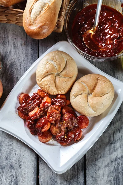 Vynikající německý currywurst - kousky klobásy s kari omáčkou — Stock fotografie