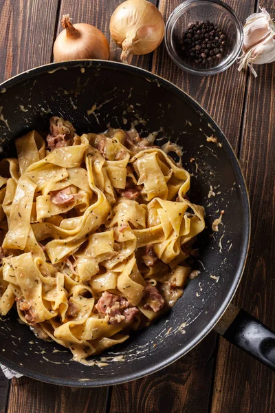 Pappardelle pasta met ham en kaas saus op pan — Stockfoto