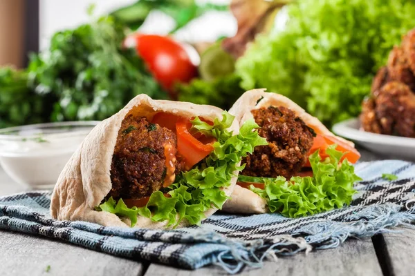Pita brood met falafel en verse groenten — Stockfoto