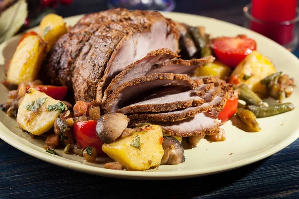 Saftiger Schweinebraten auf dem Festtagstisch — Stockfoto