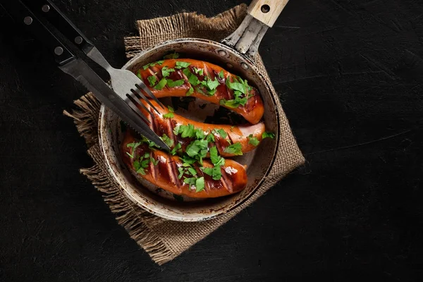 Salsicha frita em uma panela velha — Fotografia de Stock