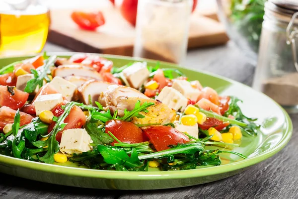 Tavuk göğsü, roka ve domatesli taze salata — Stok fotoğraf