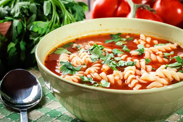 Nouilles à la soupe aux tomates dans le bol — Photo