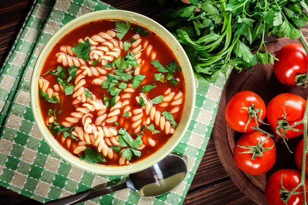 Macarrão de sopa de tomate na tigela — Fotografia de Stock