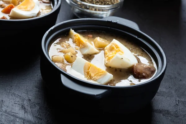 Kyselá polévka z žitné mouky s vejci — Stock fotografie