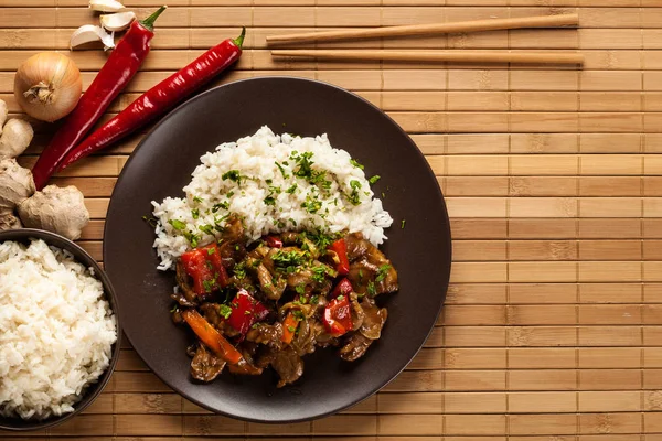 Chinesische klebrige Schweinelende gebraten mit einer süßen und herzhaften Sauce — Stockfoto