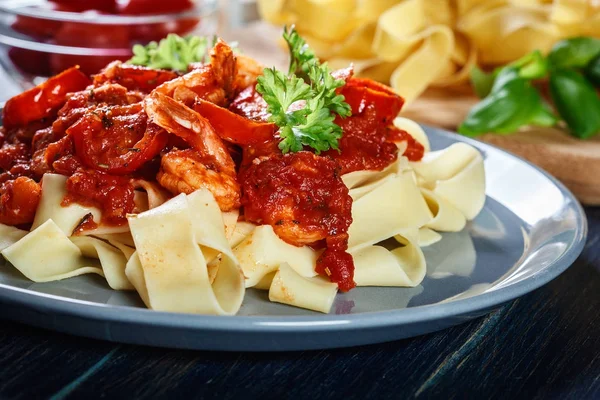 Pâtes Pappardelle aux crevettes, tomates et herbes — Photo