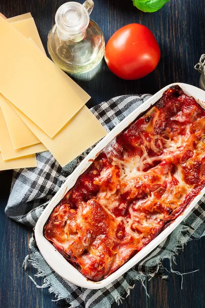 Warme smakelijke lasagne met spinazie in keramische braadpan schotel — Stockfoto