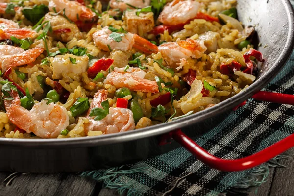 Frutos do mar tradicionais paella com camarão, peixe e frango seved em paellera — Fotografia de Stock