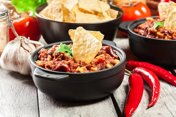 Tál meleg chili con carne-val darált marhahús, a babot, a paradicsom és a kukorica — Stock Fotó