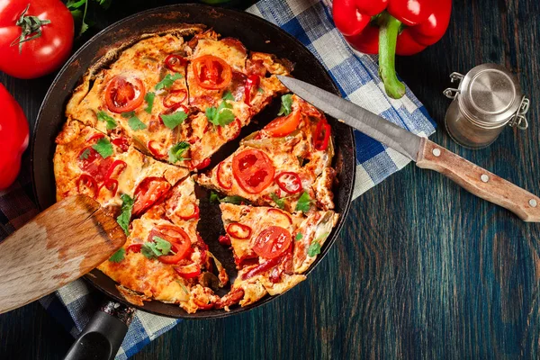 Frittata made of eggs, sausage chorizo, red pepper, green pepper — Stock Photo, Image