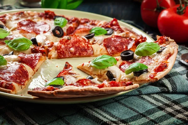 Pizza pepperoni with olives served — Stock Photo, Image