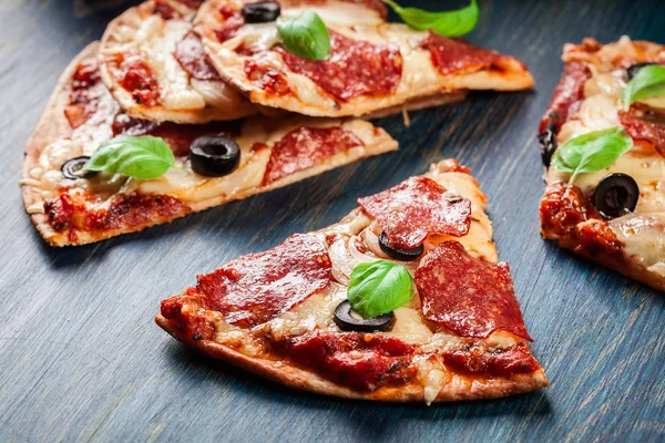 Fatias de pizza pepperoni com azeitonas — Fotografia de Stock