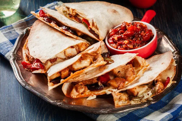 Мексиканская кесадилья с курицей, сосиской чоризо и красным перцем — стоковое фото