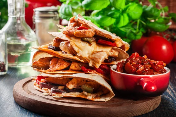 Pila de quesadillas con pollo, chorizo de salchicha y pimiento rojo —  Fotos de Stock