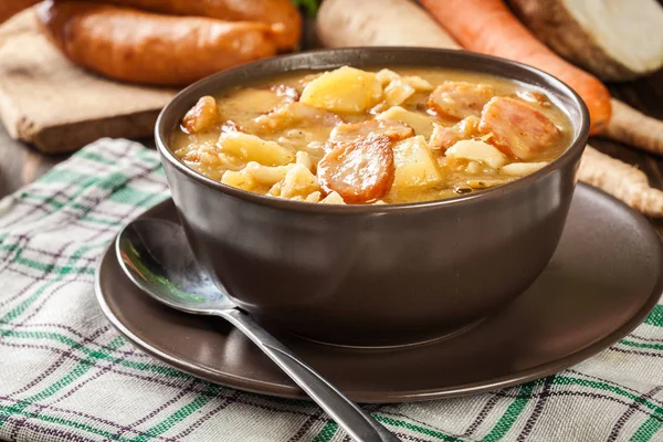 Sopa de ervilha tradicional polaca dividida com salsicha, bacon e batatas — Fotografia de Stock