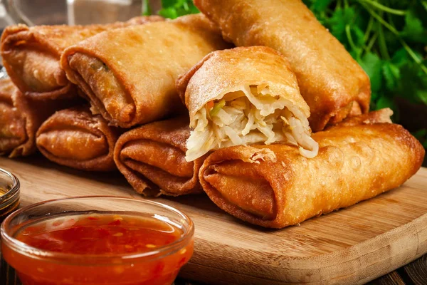 Rollos de primavera con pollo y verduras en la tabla de cortar — Foto de Stock