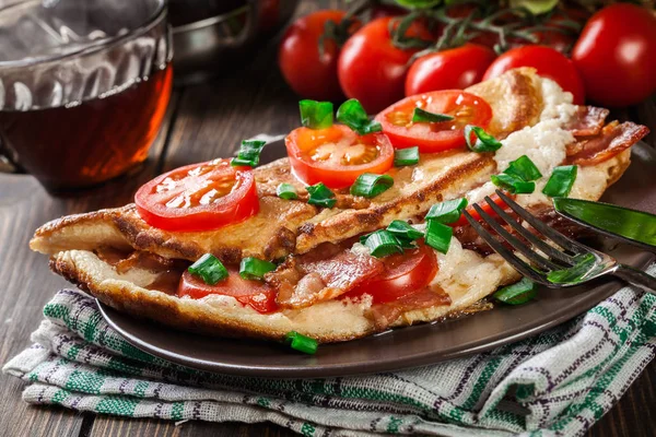 Tortilla con tocino y tomates — Foto de Stock