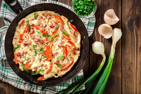 Pastırma ve dolmalık biber ile taze omlet — Stok fotoğraf