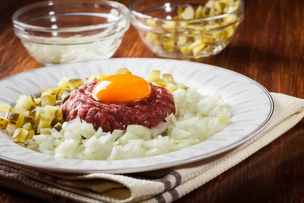 Filete tartar con yema de huevo, cebollas y encurtidos — Foto de Stock