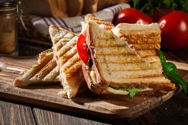 Pilha de panini com sanduíche de presunto, queijo e alface — Fotografia de Stock