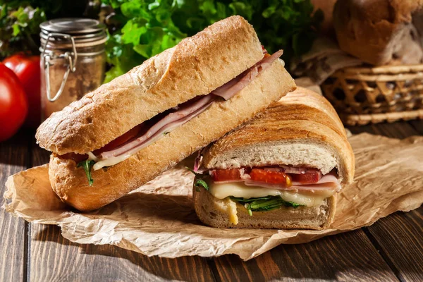Panini torrado com sanduíche de presunto, queijo e rúcula — Fotografia de Stock