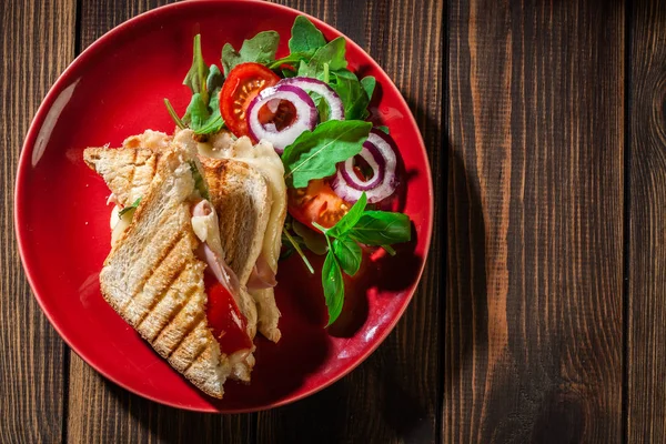 Pirított panini szendvics sonka, sajt, paradicsom — Stock Fotó