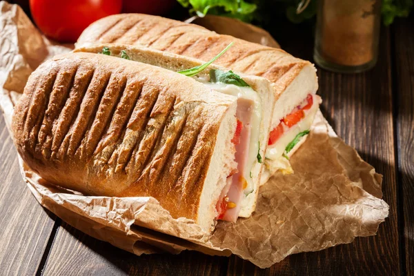 Jambon, peynir ve roka sandviç ile tost panini — Stok fotoğraf