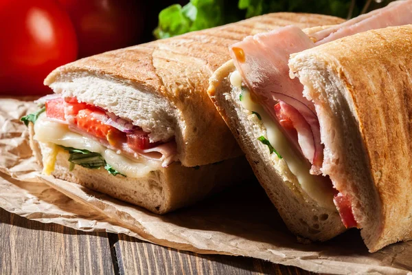 Panini torrado com sanduíche de presunto, queijo e rúcula — Fotografia de Stock