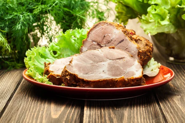 Geroosterde varkensvlees nek met kruiden op snijplank — Stockfoto