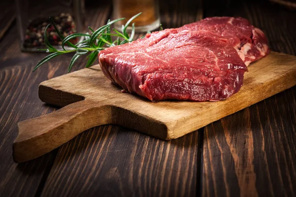 로즈마리와 신선한 원시 쇠고기 스테이크 등심 — 스톡 사진