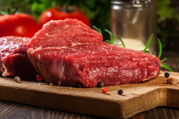 Fräsch raw nöt biff ryggbiff med rosmarin — Stockfoto