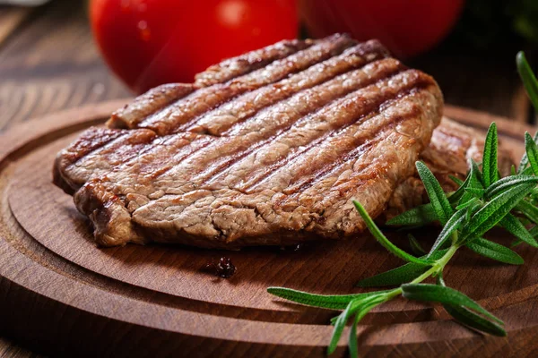 Sappige delen van gegrilde filet mignon geserveerd met rozemarijn — Stockfoto