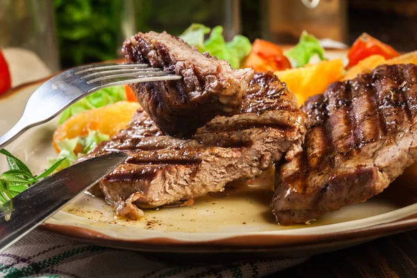 Porciones suculentas de filete a la parrilla mignon servido con papas al horno —  Fotos de Stock