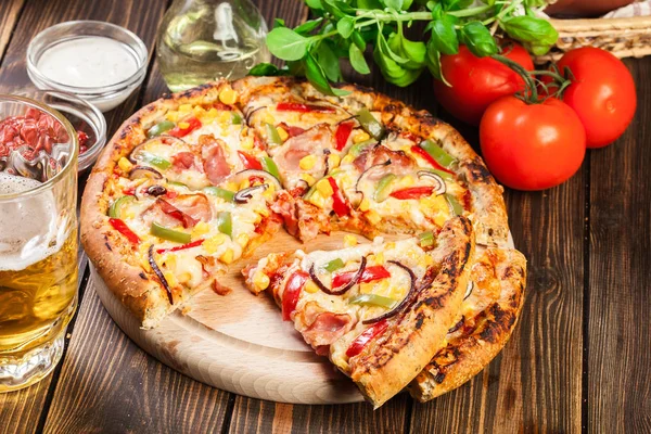 Homemade pizza with bacon, paprika and corn — Stock Photo, Image