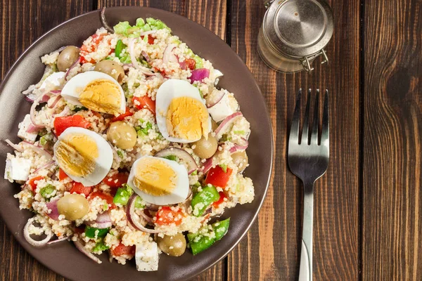 Salada fresca com cuscuz e ovos — Fotografia de Stock