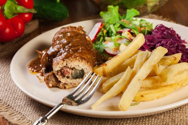 Roulade de cerdo con papas fritas con ensalada —  Fotos de Stock