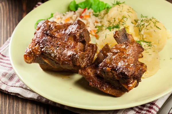 Costillas de cerdo de repuesto servidas con puré de patatas y salsa — Foto de Stock