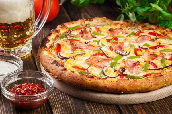 Homemade pizza with bacon, paprika and corn — Stock Photo, Image