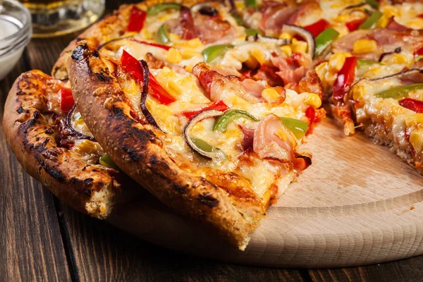 Pizza caseira com bacon, páprica e milho — Fotografia de Stock