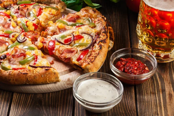 Hausgemachte Pizza mit Speck, Paprika und Mais — Stockfoto