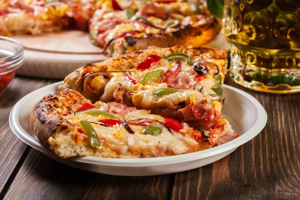 Plasterki pizzy z boczkiem, papryką i kukurydzą — Zdjęcie stockowe