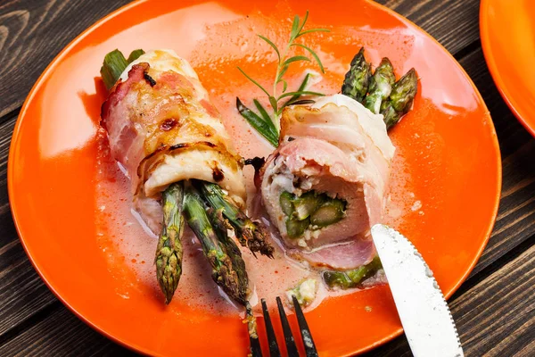 Gebackener frischer Spargel in Hühnchen und Speck eingewickelt — Stockfoto