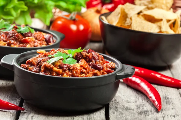 Kommen van hete chili con carne met gemalen rundvlees, bonen, tomaten en maïs — Stockfoto