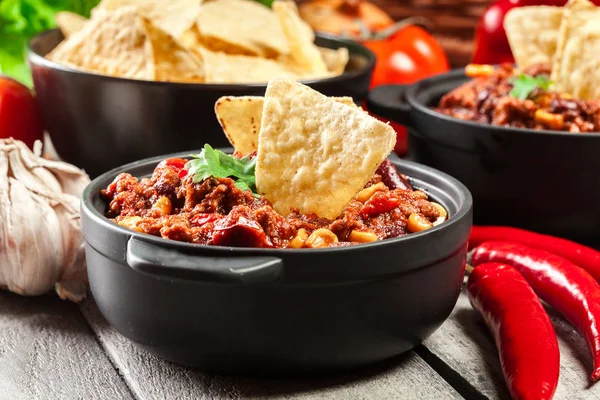 Tál meleg chili con carne-val darált marhahús, a babot, a paradicsom és a kukorica — Stock Fotó