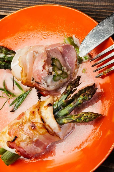Aspargos frescos assados embrulhados em frango e bacon — Fotografia de Stock