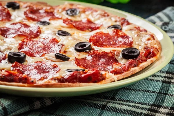 Pizza pepperoni com azeitonas servidas — Fotografia de Stock